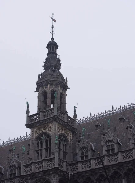 Op de Grand Place Square is het stadhuis. Het weer is bewolkt — Stockfoto