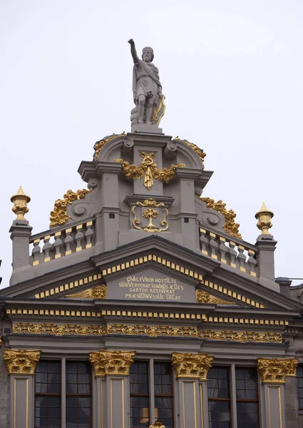 Em torno da Grand Place estão localizados antiga casa da guilda. Cada um dos — Fotografia de Stock