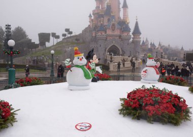 Nadir ziyaret edenler Disneyland Paris ağır karda yürümek