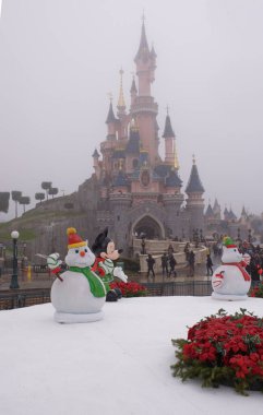 Nadir ziyaret edenler Disneyland Paris ağır karda yürümek