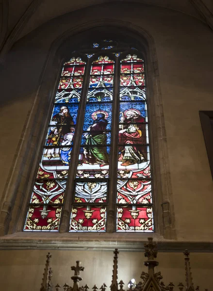 Notre-Dame de Chatnedral. Kleurrijke venster — Stockfoto