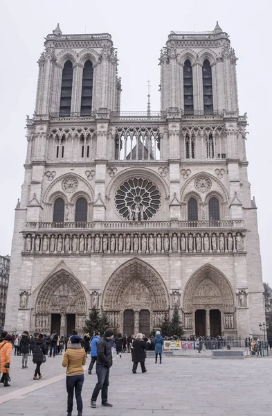 A turisták sorban katedrális a Notre-Dame, egyes wal állni — Stock Fotó