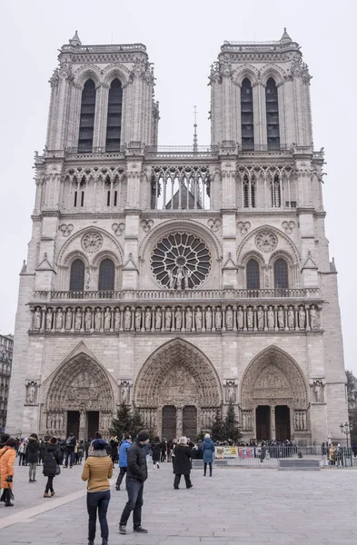 Turisti in fila presso la Cattedrale di Notre Dame, alcuni wal — Foto Stock