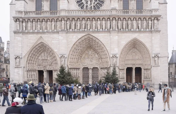 Туристи стояти в черзі в собору Notre Dame, деякі ходьби — стокове фото