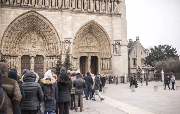Tourists stand in line at the Cathedral of Notre Dame, some walk — Stock Photo, Image
