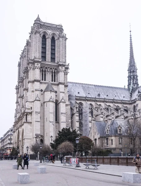 Turistas hacen cola en la Catedral de Notre Dame, algunos wal —  Fotos de Stock