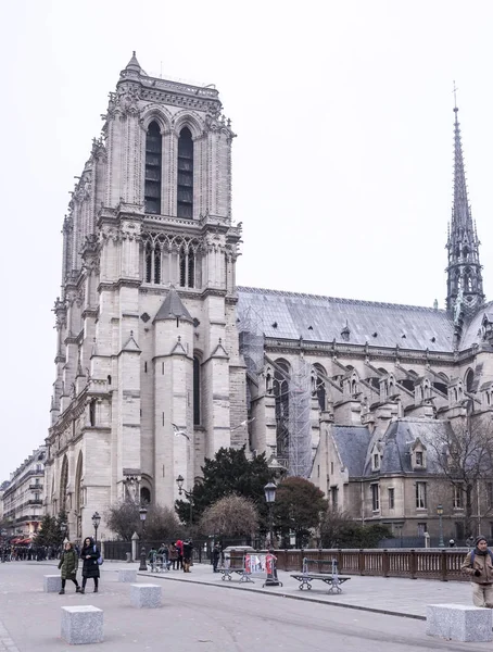 Turyści stoją w kolejce w katedrze Notre Dame, niektóre wal — Zdjęcie stockowe