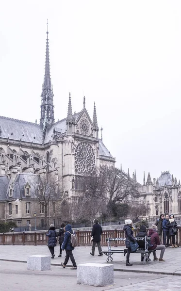 Katedrali Notre Dame.Tourists yürüyor ve fotoğraf çekmek — Stok fotoğraf