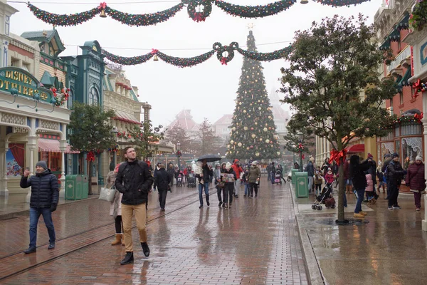 I visitatori stanno camminando a Disneyland Paris nel pesante sno — Foto Stock