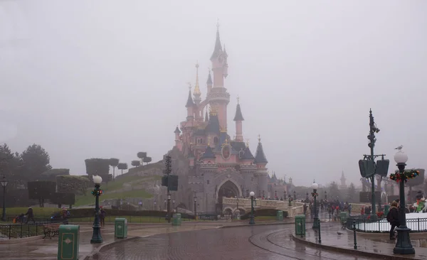 Visitantes raros entran a Disneyland Paris en la nieve pesada — Foto de Stock