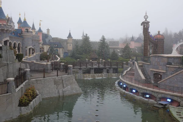 Disneyland Paris en la nieve pesada — Foto de Stock