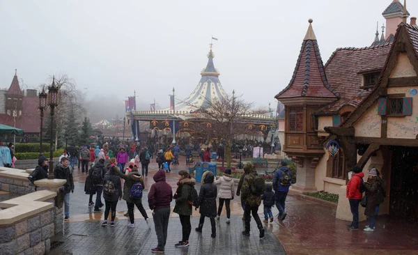 Los visitantes están caminando en Disneyland París en pesado sno —  Fotos de Stock