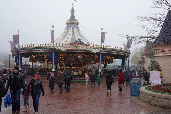 : Los visitantes están caminando en Disneyland París en pesado sno — Foto de Stock