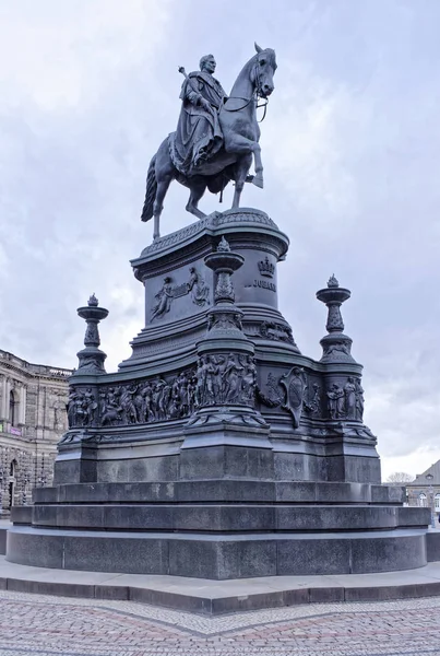 Escultura de João Rei da Saxônia na Praça do Teatro — Fotografia de Stock