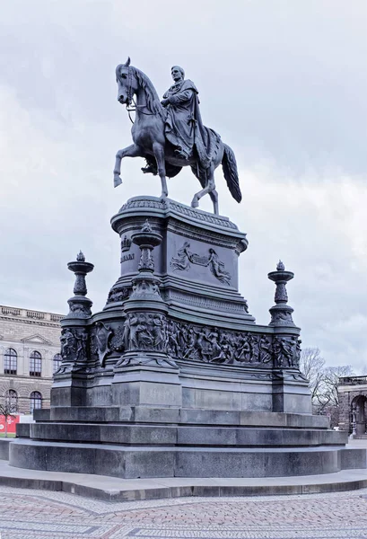 劇場広場にザクセンのジョン王の彫刻 — ストック写真