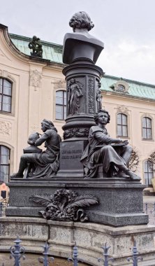 Ernst Rietschel Memorial üç alegorik rakamı symboliz ile