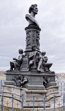 Ernst Rietschel Memorial üç alegorik rakamı symboli ile