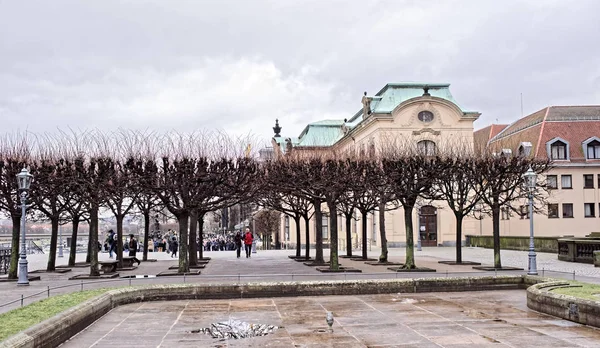 Turisté navštíví památky města — Stock fotografie