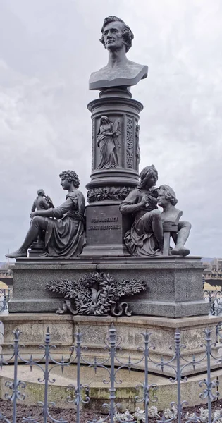 Ernst Rietschel Memorial med tre allegoriska figurer symbol — Stockfoto