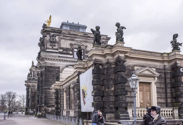 Drážďanské Akademii výtvarných umění. Nedaleké turisté pěšky — Stock fotografie