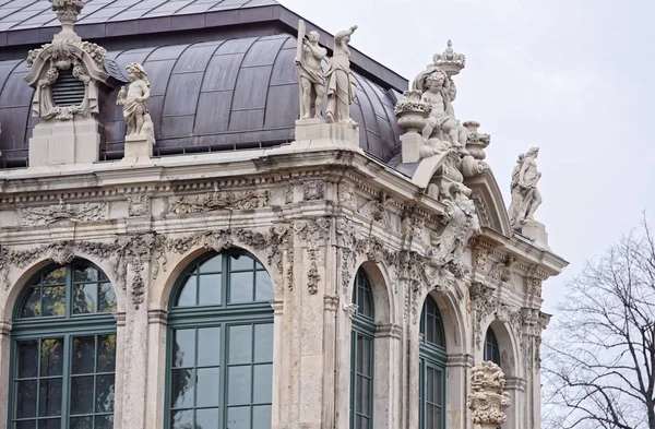 Palác Zwinger a park komplex čtyř budov — Stock fotografie