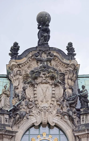 Zwinger-paleis en park complex van vier gebouwen — Stockfoto