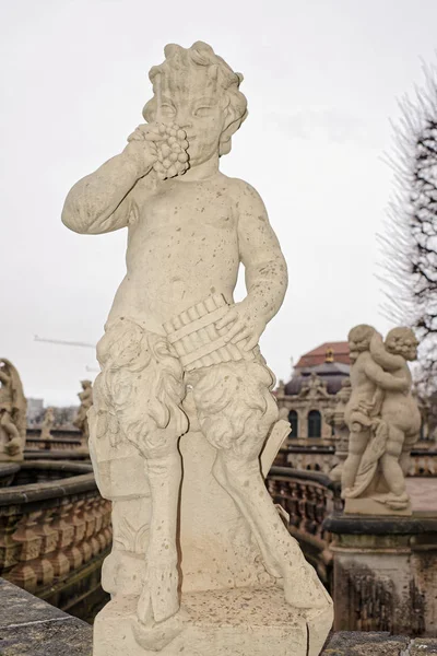 Zwinger-paleis en park complex van vier gebouwen — Stockfoto