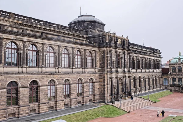 Zwinger-palácio e parque complexo de quatro edifícios — Fotografia de Stock