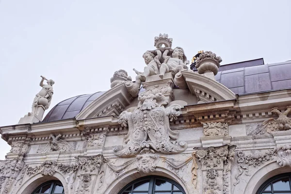 Zwinger-Palast und Park-Komplex mit vier Gebäuden — Stockfoto