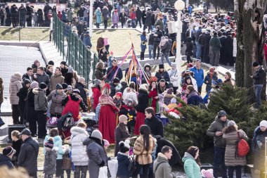   Maslenitsa - yetişkinler ve çocuklar için Shrovetide Parkta yürümek