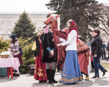 Kızlar dans parkta karnaval için dekoratif bir atı ile