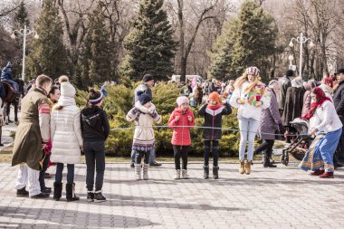  Maslenitsa - kız parkta bir jumper aracılığıyla Carni atlama