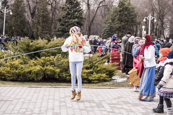 Mädchen springen beim Karneval im Park durch einen Pullover — Stockfoto