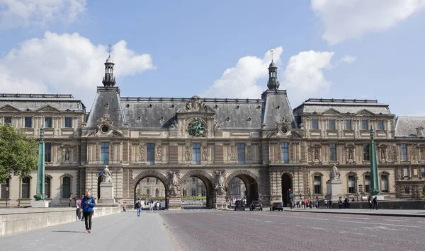 View from the Pont du Carousel bridge to the Louvre museum — Stock Photo, Image