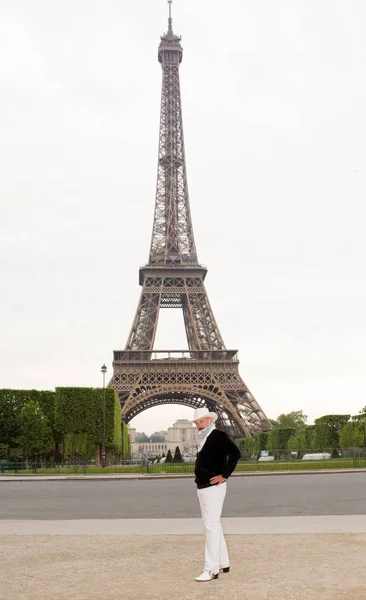 Cowboy in Paris at the Eiffel Tower — Stock Photo, Image