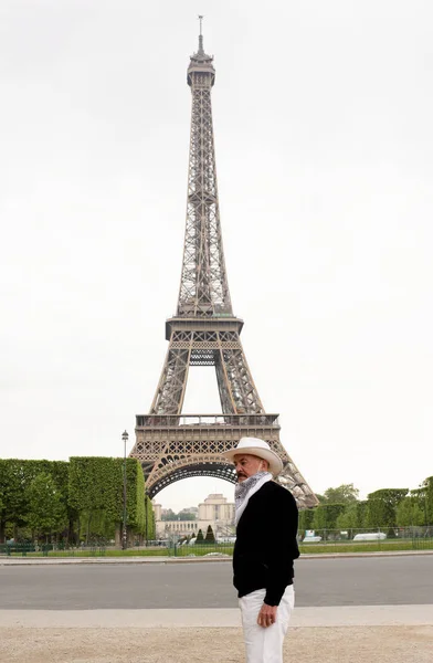 Ковбой в Париже на Эйфелевой башне — стоковое фото