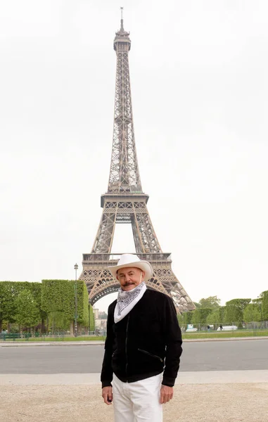 파리 에펠 탑에서 카우보이 — 스톡 사진