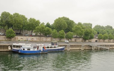 Paris. Seine Nehri Tolbiac köprüsünde gemilerde 