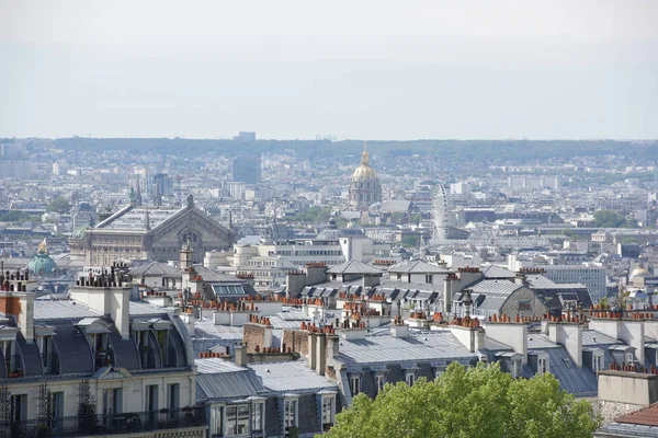 Uitzicht over Parijs vanaf de bovenkant van de heuvel van Montmartre — Stockfoto