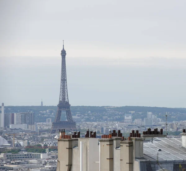 Uitzicht over Parijs vanaf de bovenkant van de heuvel van Montmartre — Stockfoto