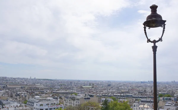 Uitzicht over Parijs vanaf de bovenkant van de heuvel van Montmartre — Stockfoto