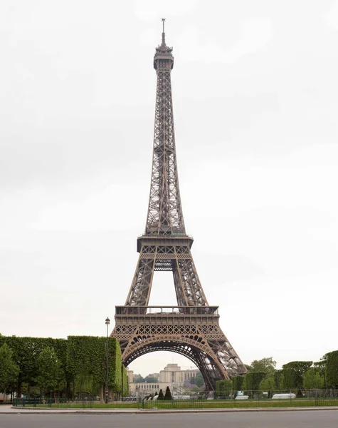 В Париж. Эйфелева башня утром в облачную погоду — стоковое фото