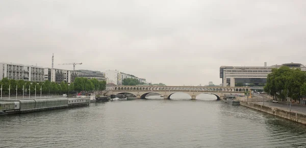 París. El puente de Bercy sobre el río Sena — Foto de Stock