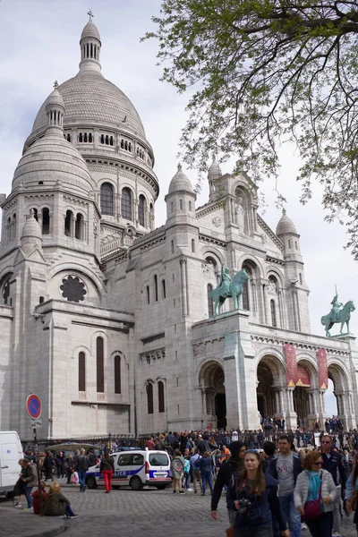 Turistas caminan, descansan y toman fotos cerca de la Basílica Sakre-C —  Fotos de Stock