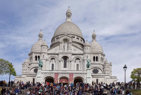 I turisti camminano, si riposano e scattano foto vicino alla Basilica Sakre-C — Foto Stock