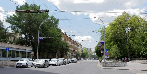 On Bolshaya Sadovaya Street moving cars and pedestrians go — Stock Photo, Image