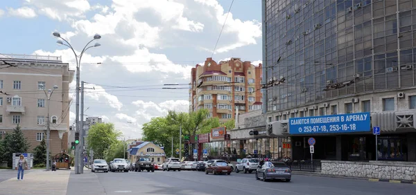 En la Avenida Teatral los coches se mueven y los peatones son wal — Foto de Stock