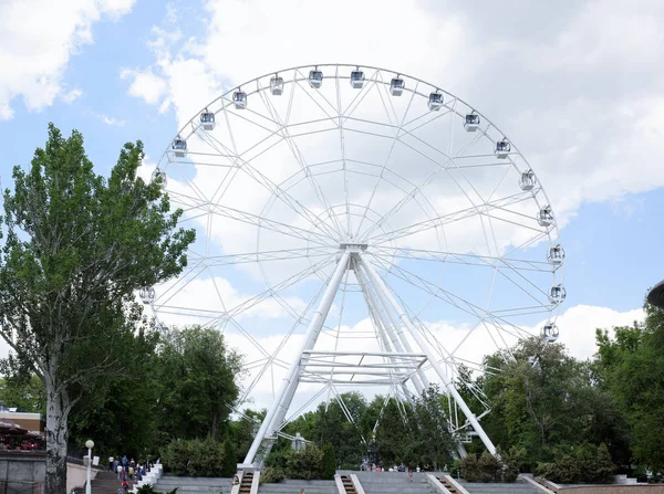 ”En Sky” pariserhjulet installeras i parken Revolution. — Stockfoto