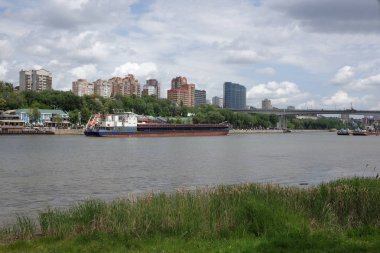  Don Nehri yelkenli gemi. Rıhtımlar üzerinde peop yürümek