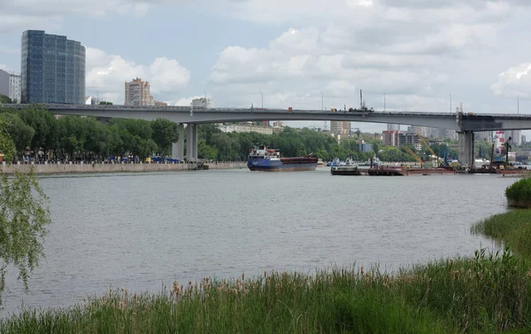 Op de rivier de Don zeilen vrachtschip. Aan de waterkant lopen pers — Stockfoto